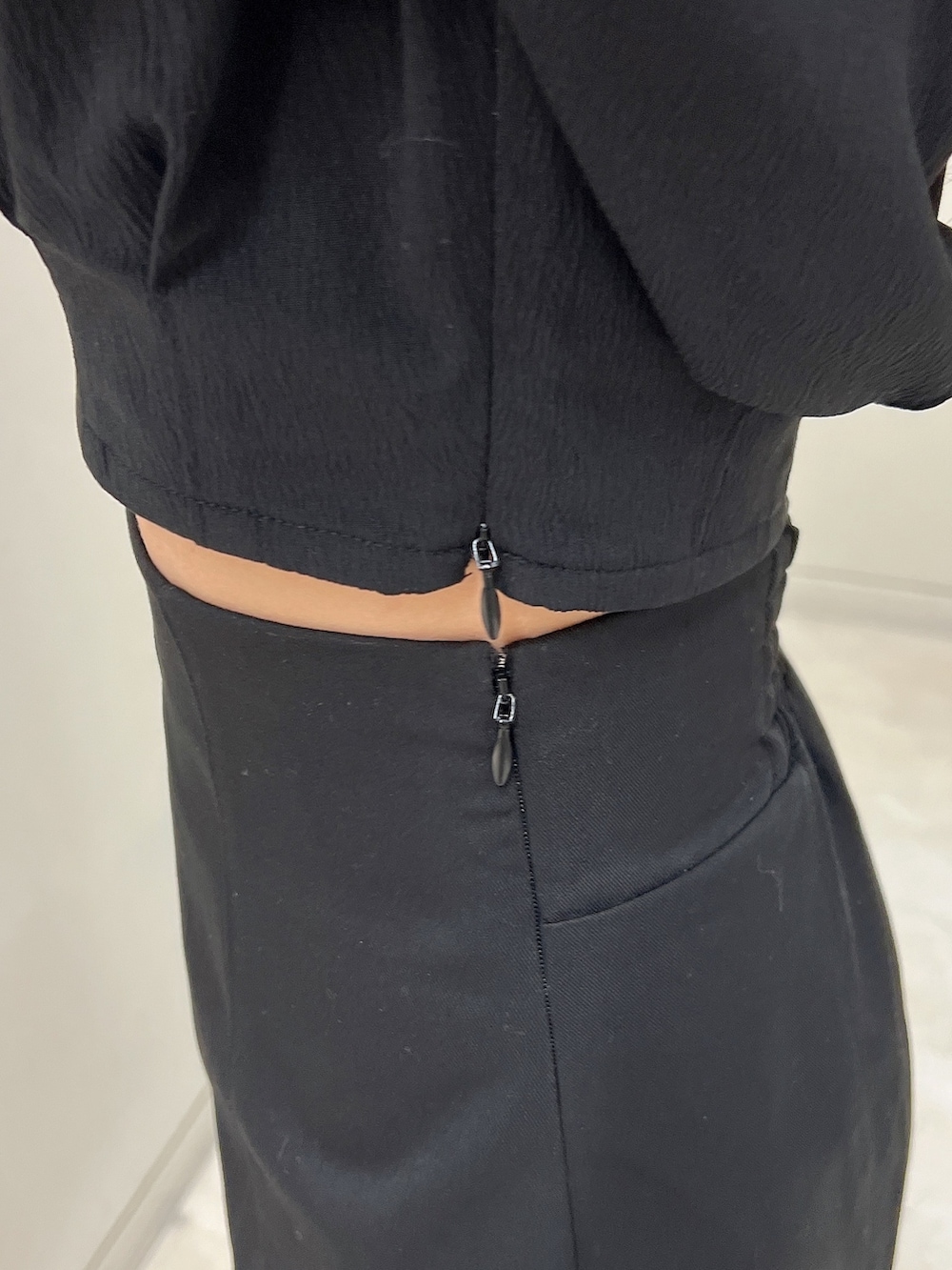 ブラック系のハンドバッグ、ブラック系のシャツ/ブラウス、ブラック系のその他パンツを着用したレディースの春コーディネートの9枚目の写真