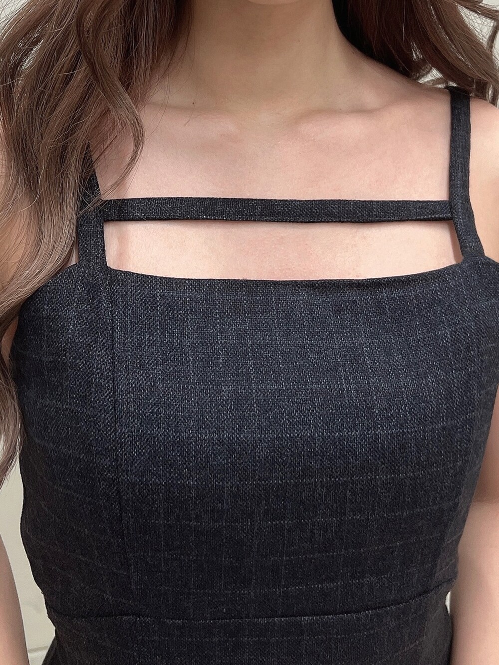 その他のテーラードジャケット、グリーン系のショルダーバッグ、ブラック系のブーツを着用したレディースの秋コーディネートの5枚目の写真