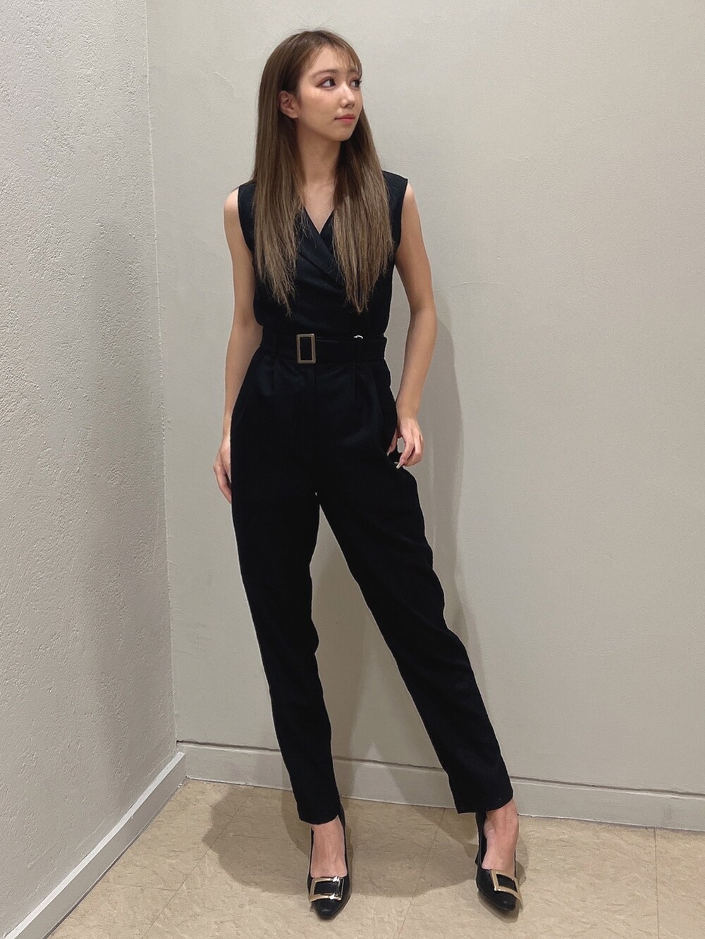 ブラック系のつなぎ/オールインワン、ブラック系のパンプスを着用したレディースの春コーディネートの2枚目の写真