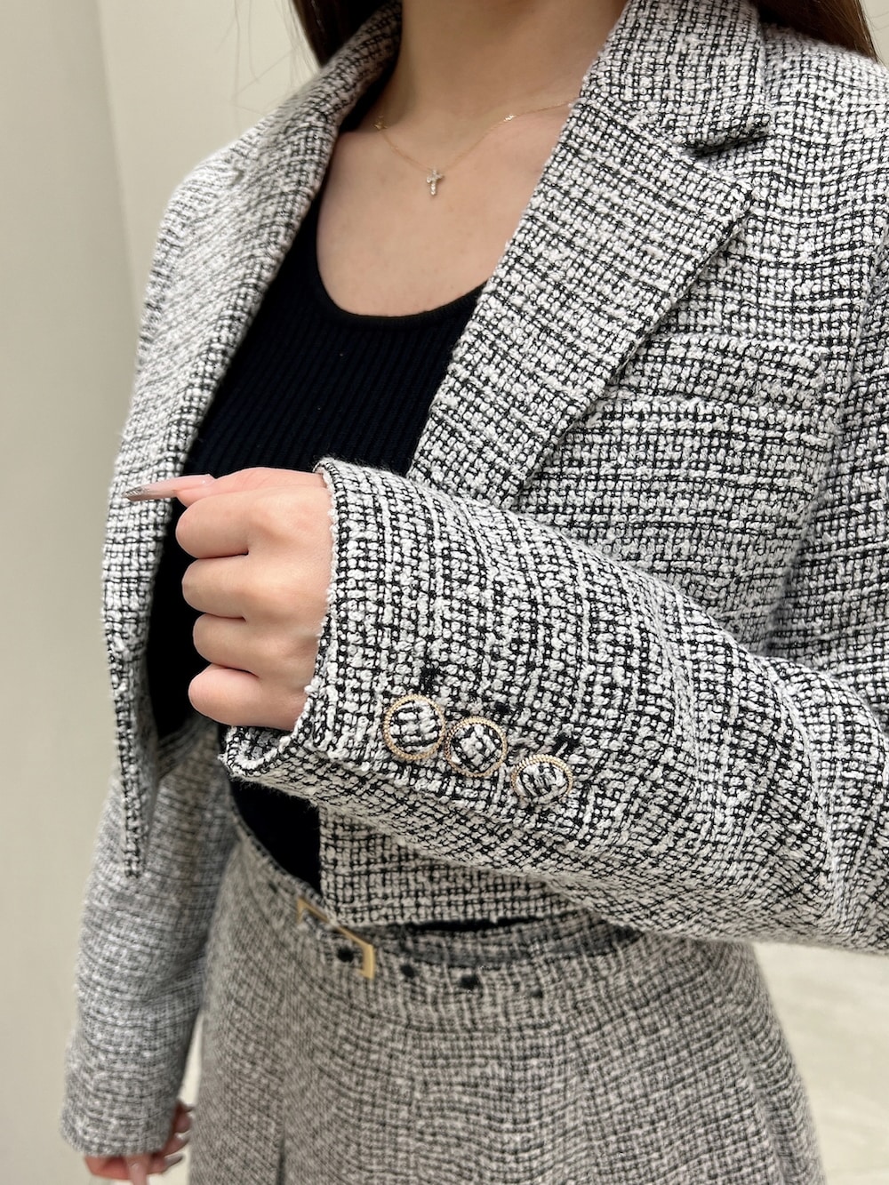 ブラック系のスカート、ブラック系のニット/セーター、ブラック系のテーラードジャケットを着用したレディースの春コーディネートの7枚目の写真