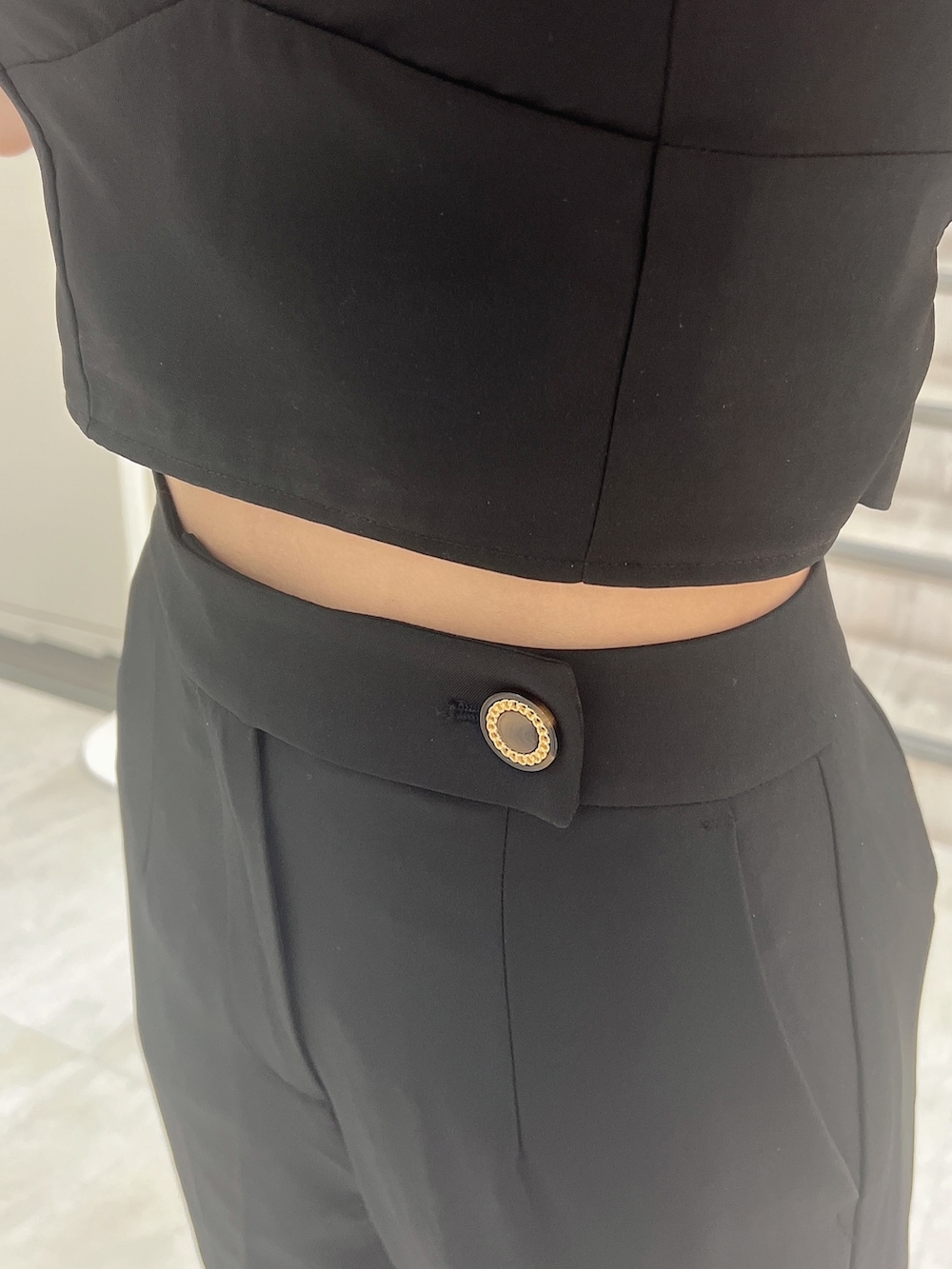 ブラック系のシャツ/ブラウス、ブラック系のその他パンツ、ブラック系のサンダルを着用したレディースの春コーディネートの7枚目の写真