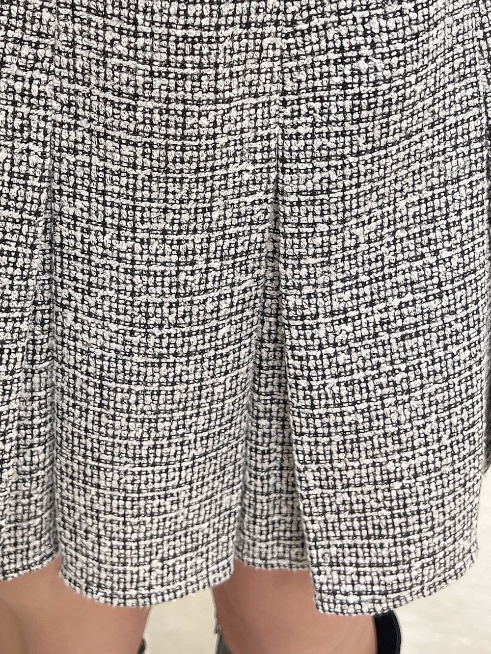 ブラック系のスカート、ブラック系のニット/セーター、ブラック系のテーラードジャケットを着用したレディースの春コーディネートの8枚目の写真