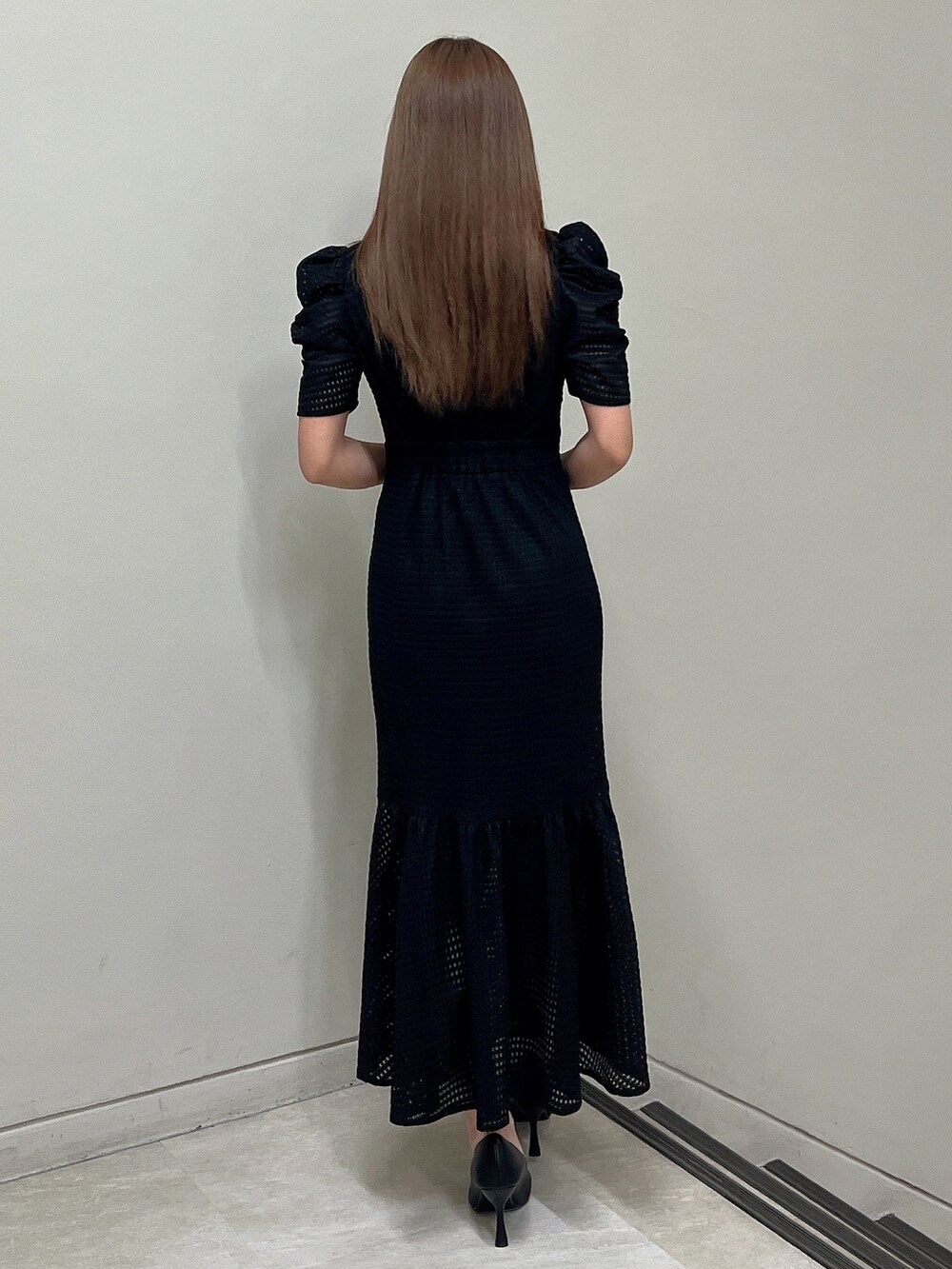 ブラック系のワンピース、ブラック系のパンプスを着用したレディースの春コーディネートの4枚目の写真