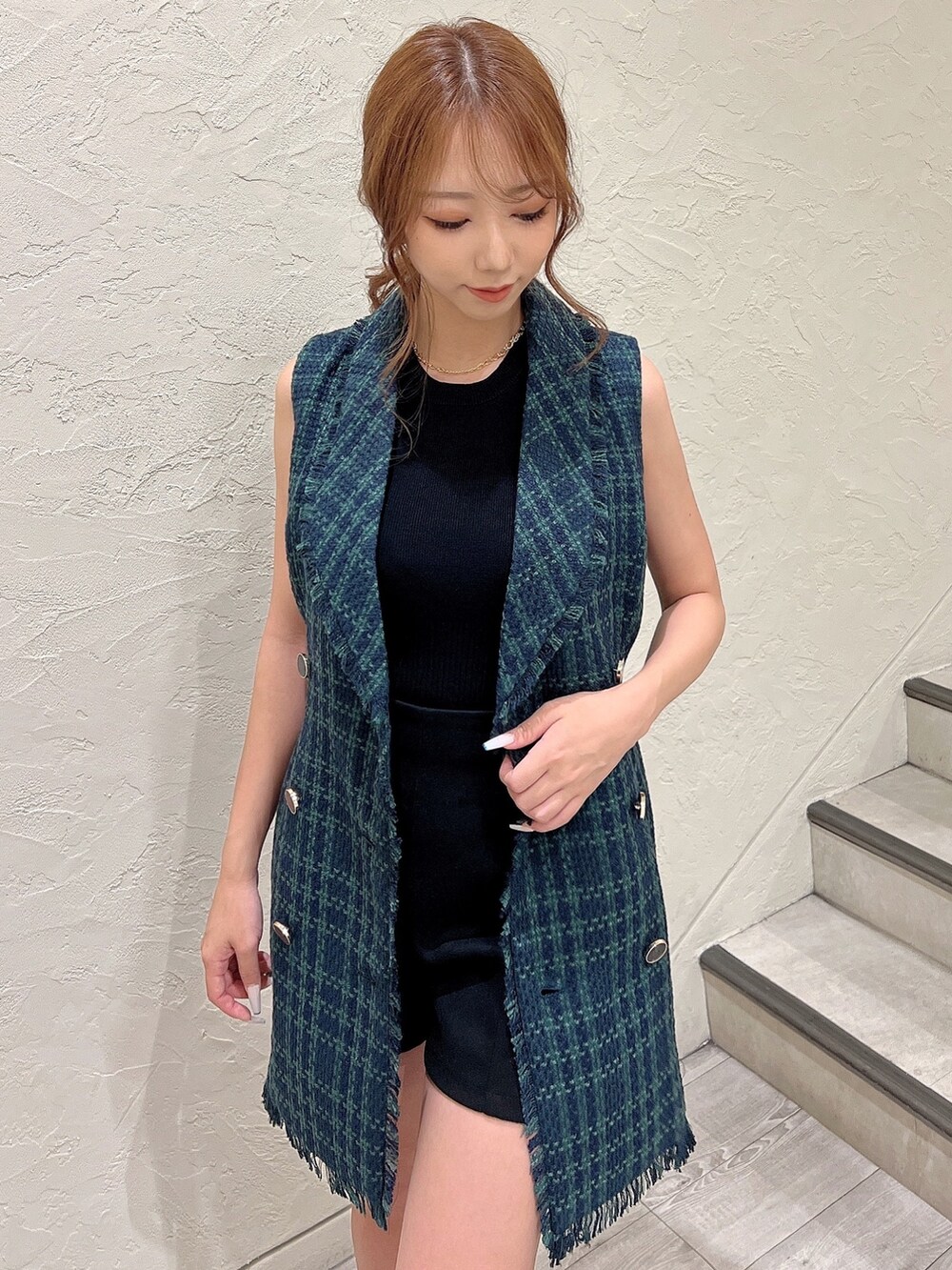 ブラック系のワンピース、ブラック系のブーツ、ブラック系のニット/セーターを着用したレディースの夏コーディネートの6枚目の写真