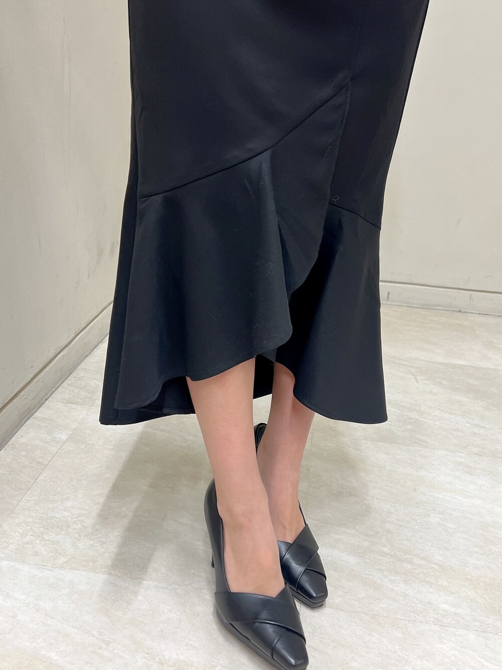 その他のニット/セーター、ブラック系のスカート、ブラック系のパンプスを着用したレディースの冬コーディネートの8枚目の写真