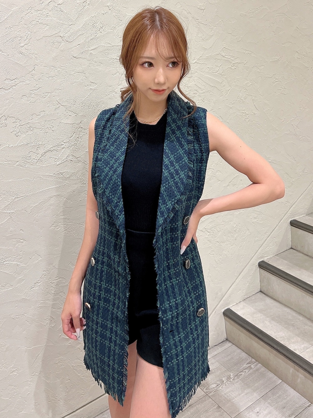 ブラック系のワンピース、ブラック系のブーツ、ブラック系のニット/セーターを着用したレディースの夏コーディネートの4枚目の写真