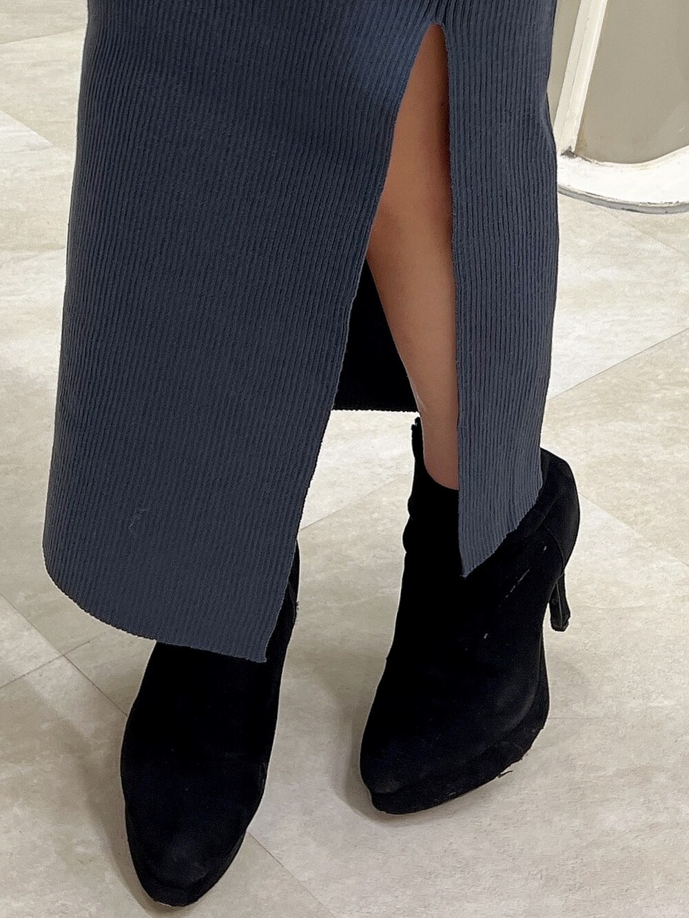 ブラック系のその他アウター、グリーン系のワンピース、ブラック系のブーツを着用したレディースの秋コーディネートの8枚目の写真