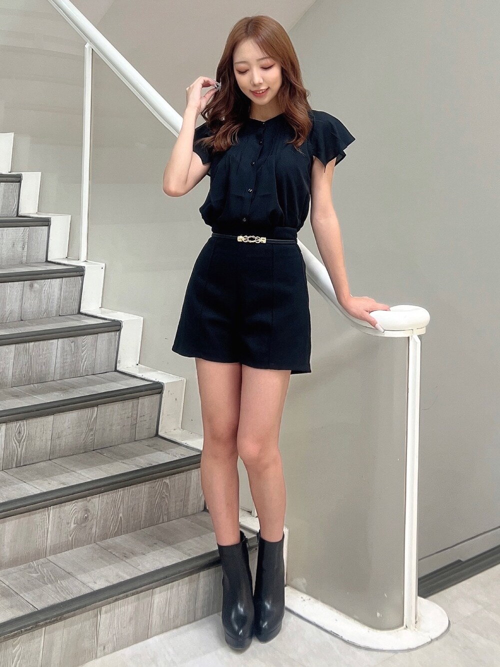 ブラック系のシャツ/ブラウス、ブラック系のその他パンツ、ブラック系のブーツを着用したレディースの夏コーディネートの3枚目の写真
