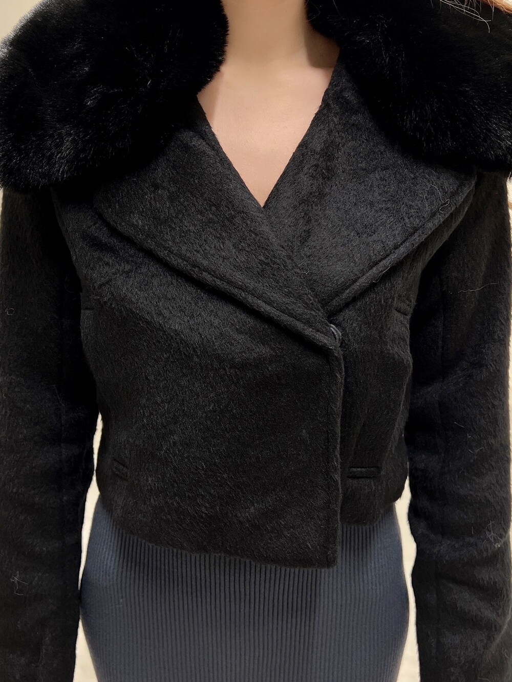 ブラック系のその他アウター、グリーン系のワンピース、ブラック系のブーツを着用したレディースの秋コーディネートの6枚目の写真