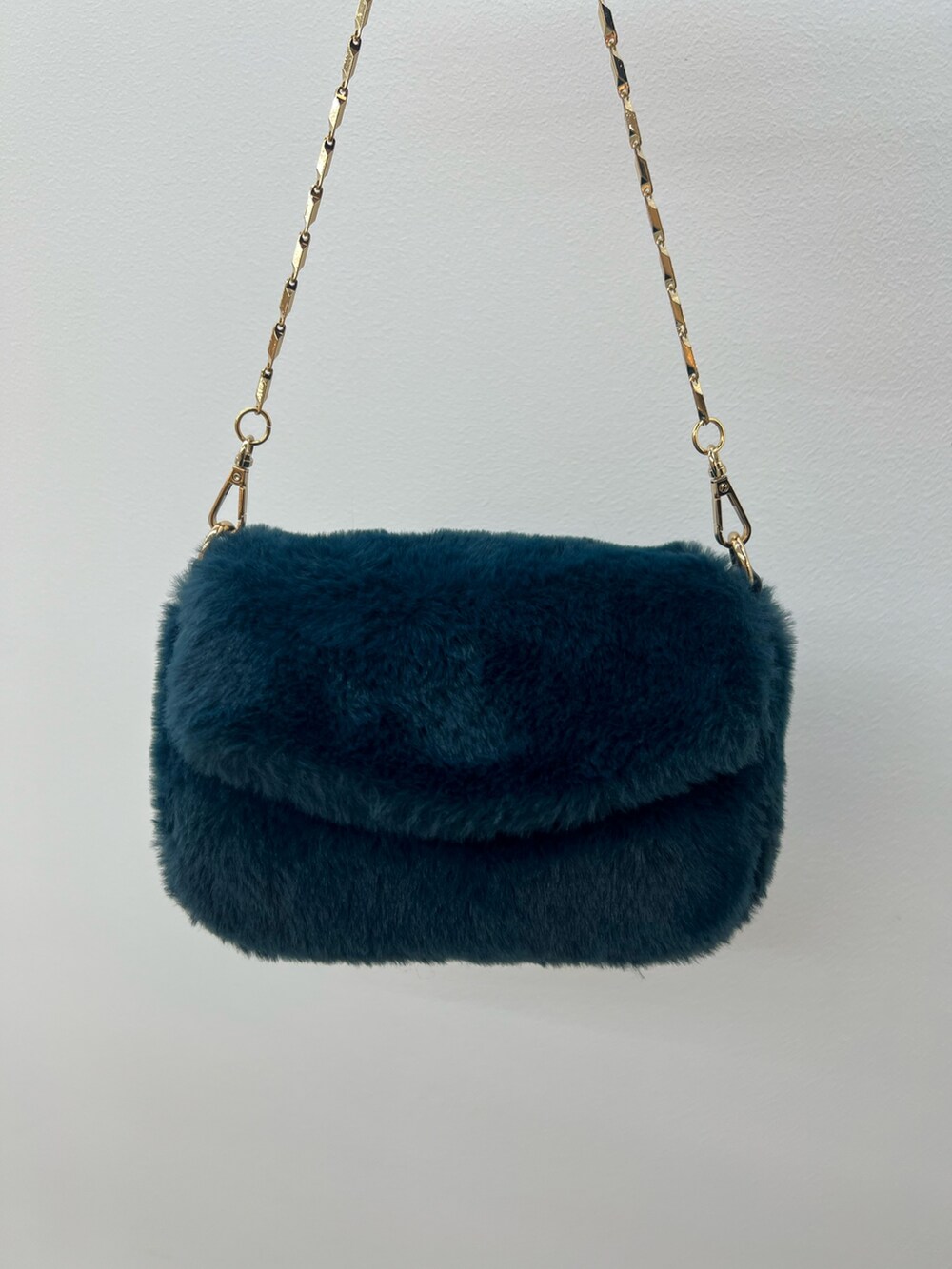 ブラック系のスウェット、グリーン系のハンドバッグ、ブラック系のブーツを着用したレディースの夏コーディネートの6枚目の写真