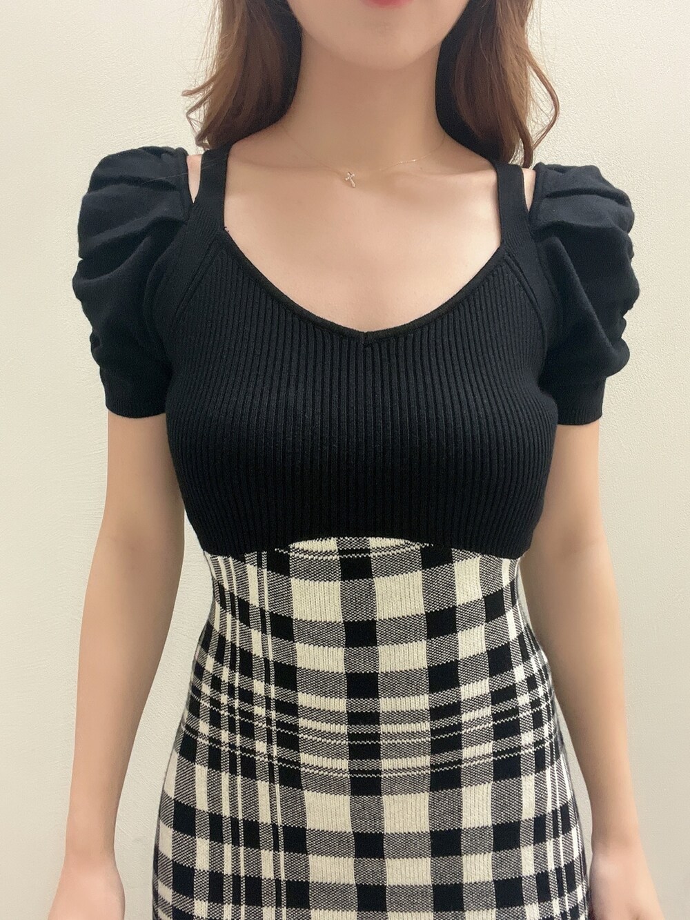 レッド系のショルダーバッグ、ブラック系のワンピース、ブラック系のサンダルを着用したレディースの夏コーディネートの5枚目の写真