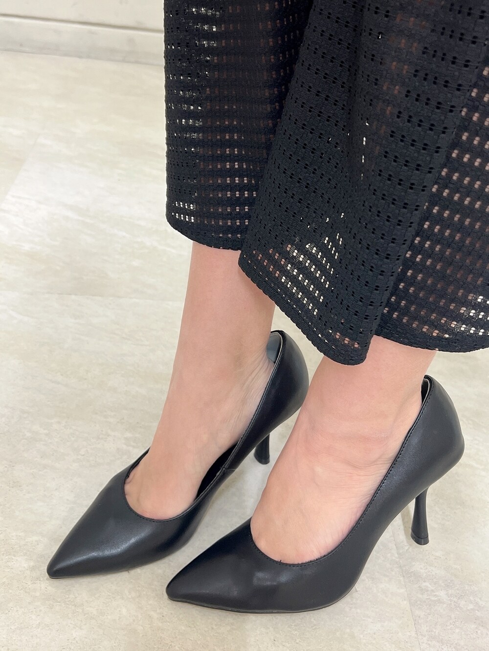 ブラック系のワンピース、ブラック系のパンプスを着用したレディースの春コーディネートの8枚目の写真