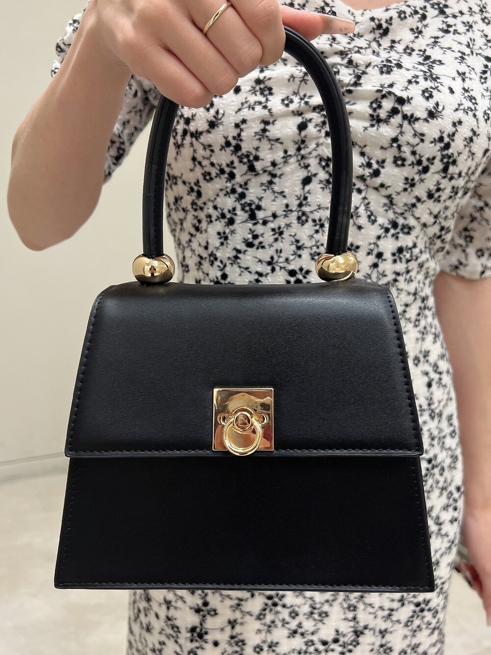 その他のワンピース、ブラック系のパンプス、ブラック系のハンドバッグを着用したレディースの春コーディネートの7枚目の写真