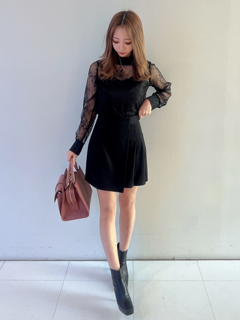 ブラック系のシャツ/ブラウス、ブラック系のその他パンツ、ゴールド系のネックレスを着用したレディースの春コーディネートの2枚目の写真