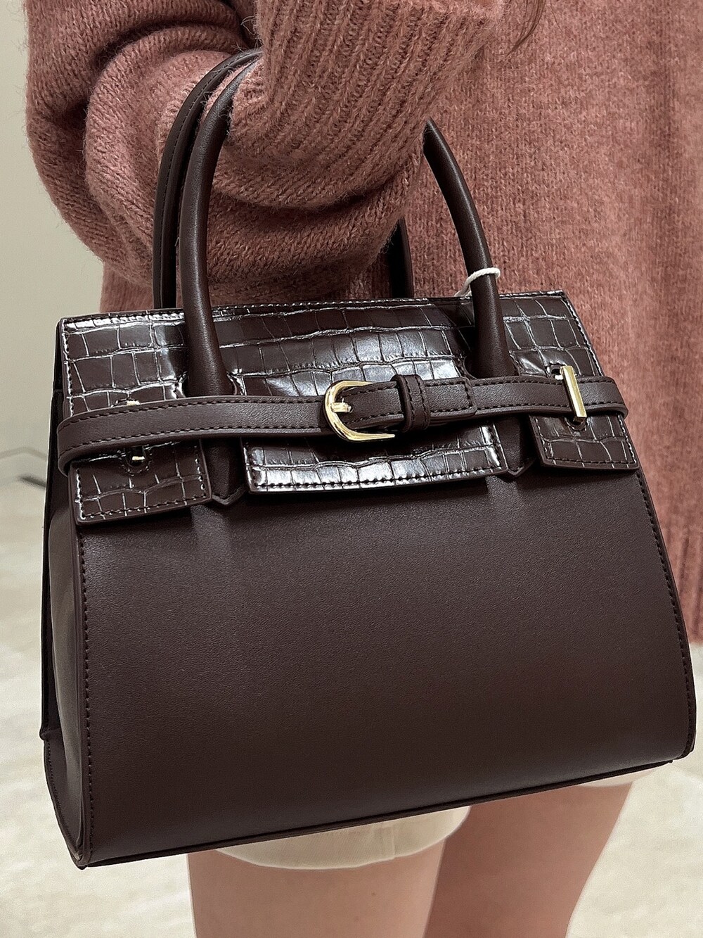 ピンク系のニット/セーター、ブラウン系のブーツ、ホワイト系のその他パンツを着用したレディースの秋コーディネートの4枚目の写真