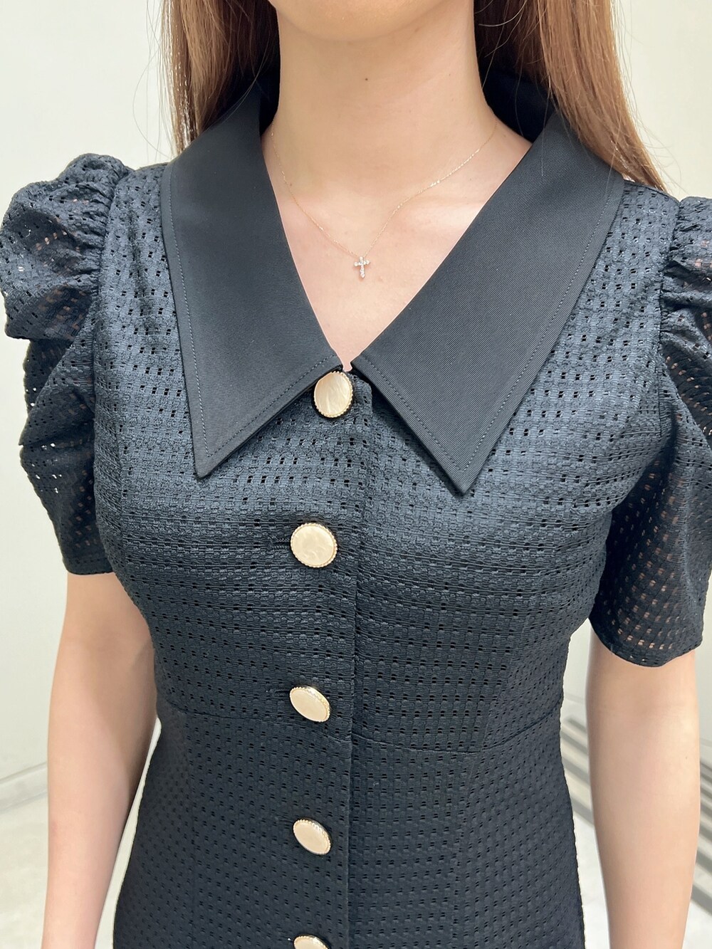 ブラック系のワンピース、ブラック系のパンプスを着用したレディースの春コーディネートの6枚目の写真