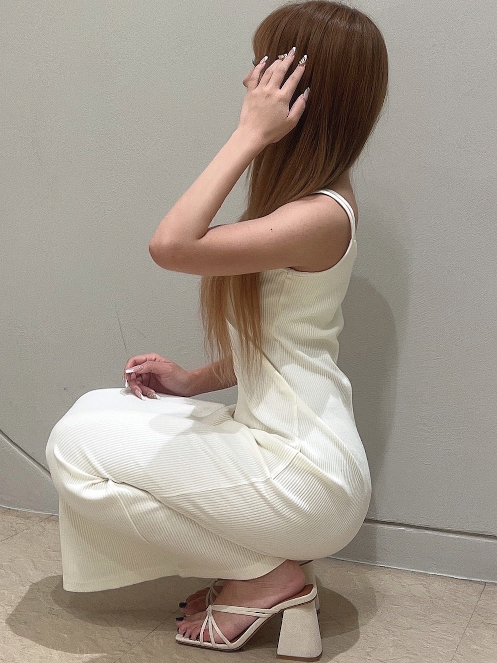 ホワイト系のサンダル、ホワイト系のワンピースを着用したレディースの夏コーディネートの3枚目の写真