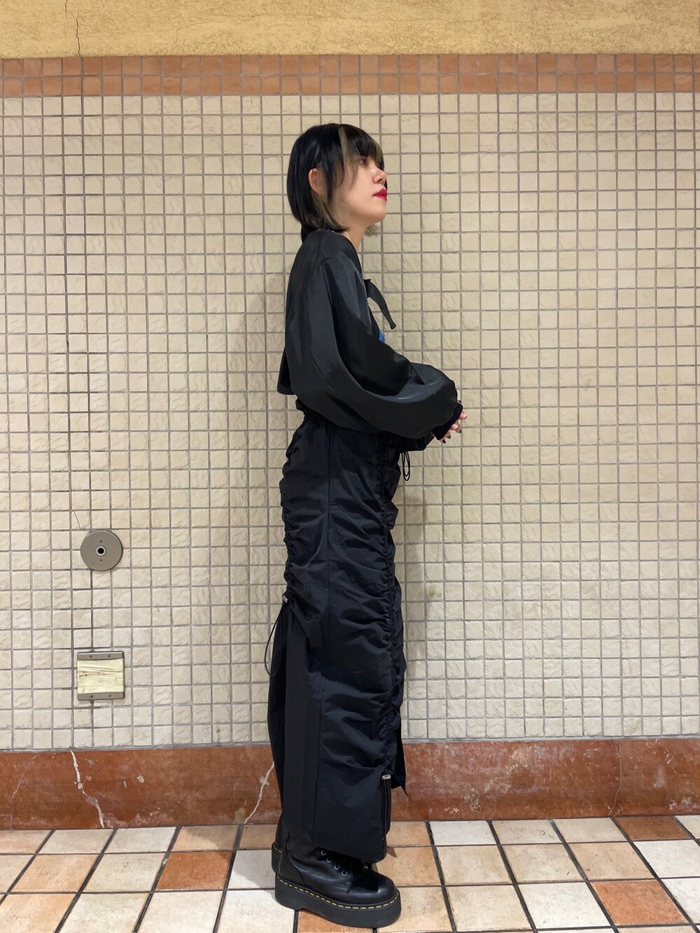 「カーゴスカート、ナイロンスカート、ギャザースカート、ボレロ、シースルートップス、モノトーンコーデ、モード、ブラックコーデ」｜「jouetieのマルチWAYMA-1（MA-1、ブラック系）」を使った、HIKARU さん（レディース・161cm）の冬コーディネートの5枚目の写真