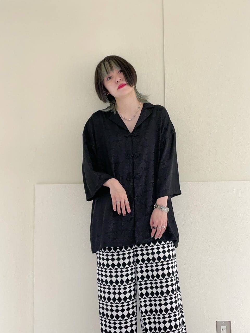 その他のその他パンツ、ブラック系のその他シューズ、ブラック系のキャミソールを着用したレディースの春コーディネートの3枚目の写真