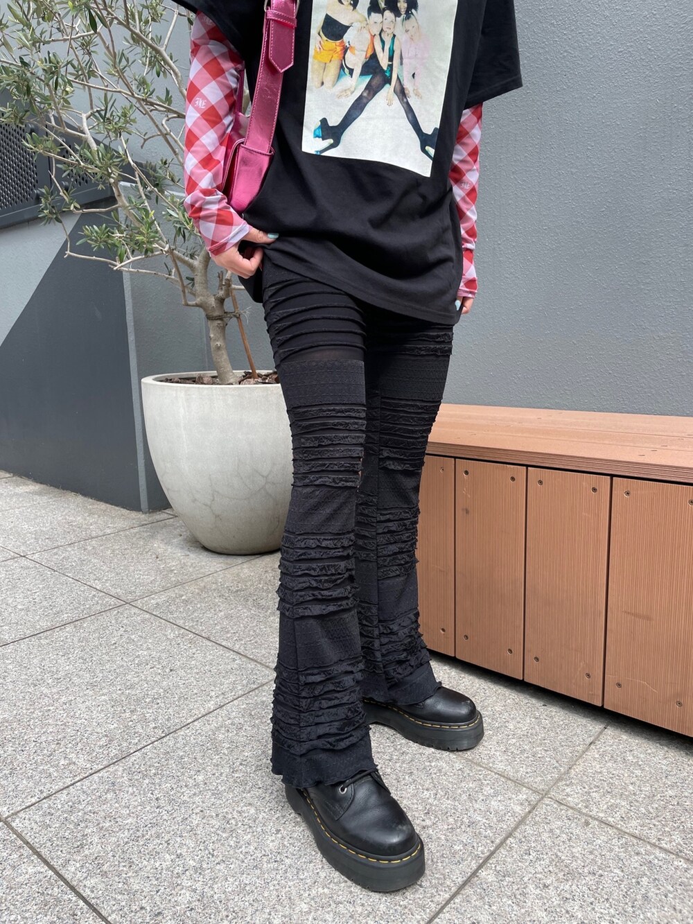 ブラック系のTシャツ/カットソー、ブラック系のその他パンツ、レッド系のシャツ/ブラウスを着用したレディースの春コーディネートの10枚目の写真