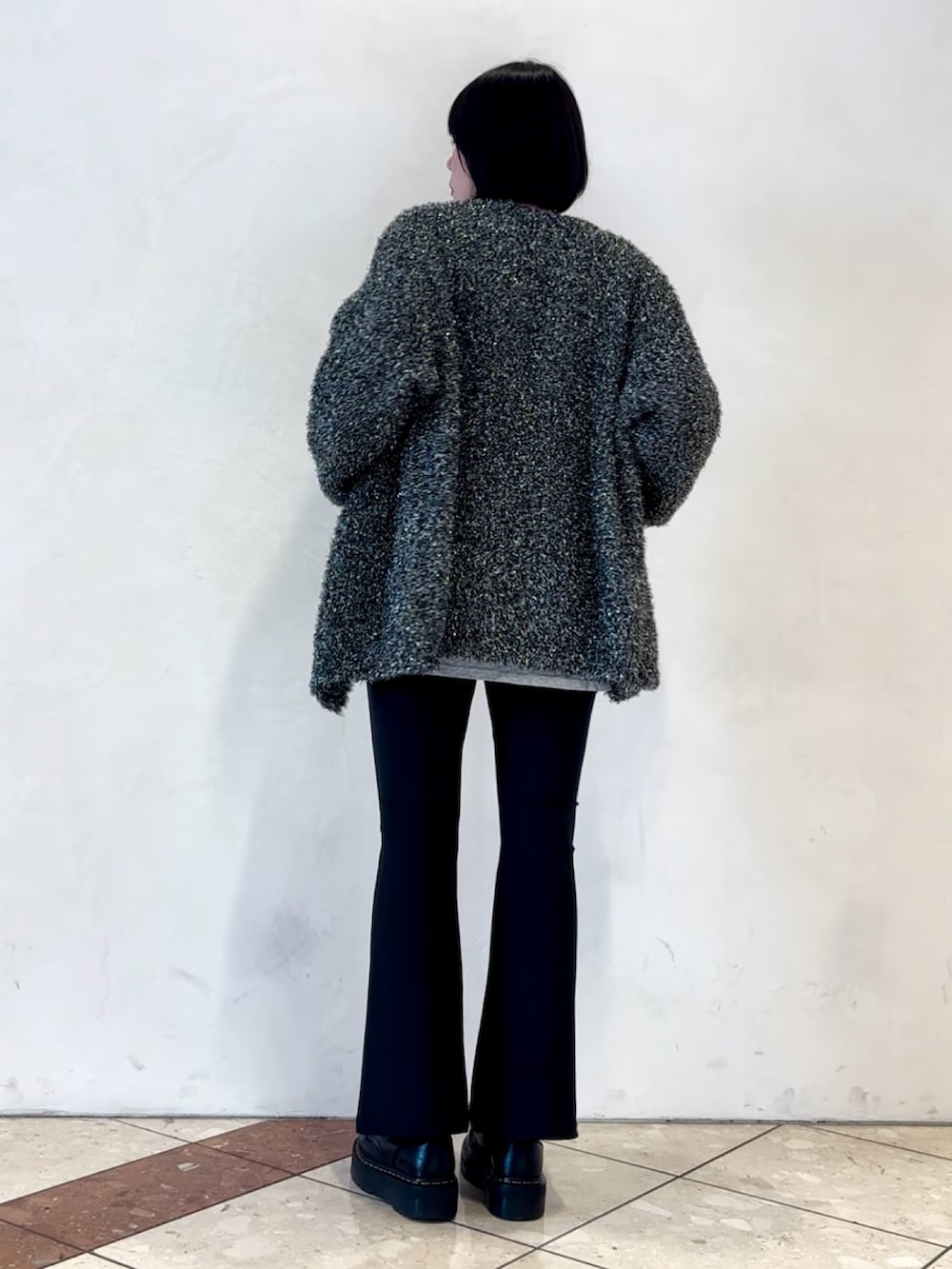ブラック系のカーディガン/ボレロ、ブラック系のその他パンツ、グレー系のTシャツ/カットソーを着用したレディースの夏コーディネートの3枚目の写真