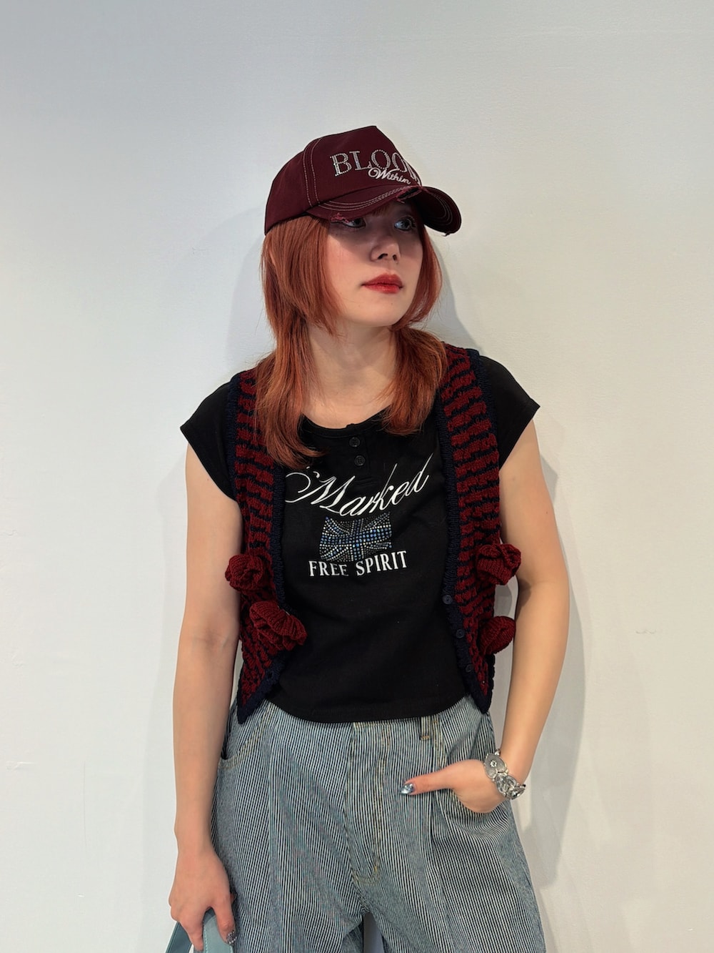 ブラック系のデニムパンツ、レッド系のその他トップスを着用したレディースの冬コーディネートの5枚目の写真