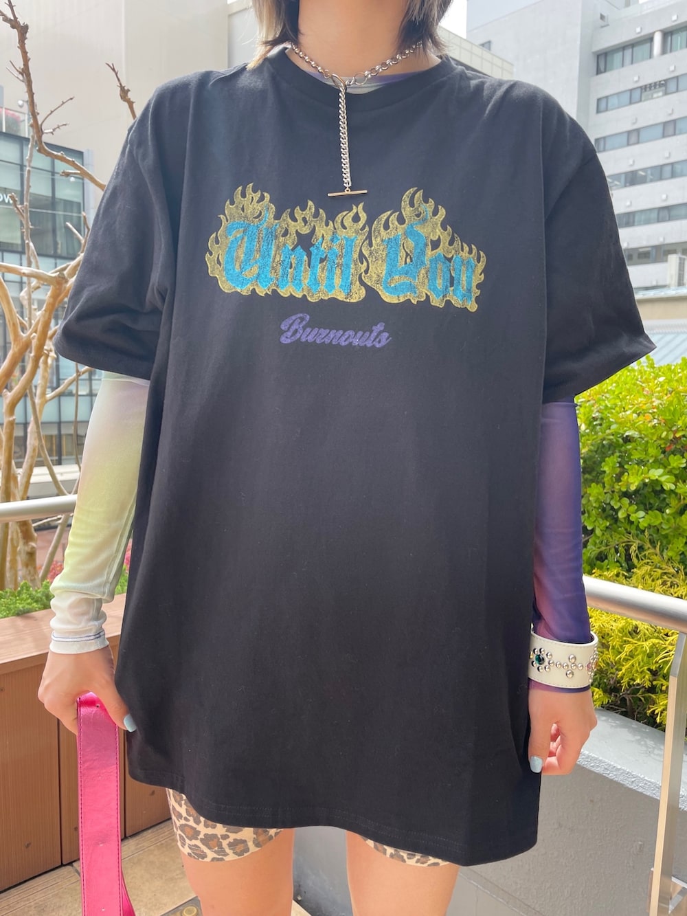 ベージュ系のその他パンツ、ピンク系のショルダーバッグ、ブラック系のTシャツ/カットソーを着用したレディースの春コーディネートの7枚目の写真