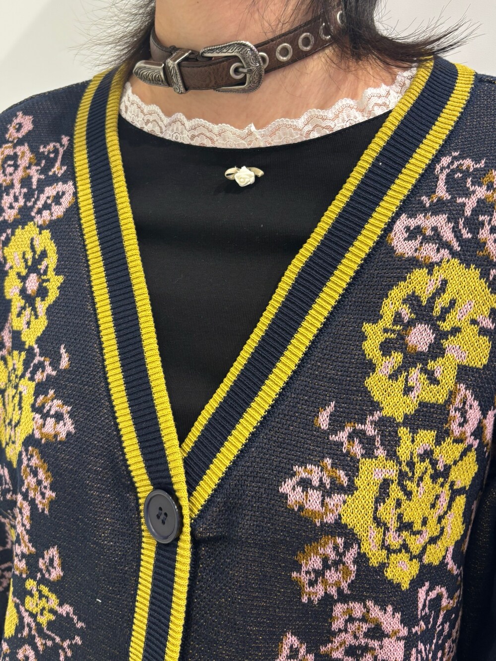ピンク系のその他パンツ、ブルー系のニット/セーター、ブラック系のTシャツ/カットソーを着用したレディースの冬コーディネートの5枚目の写真