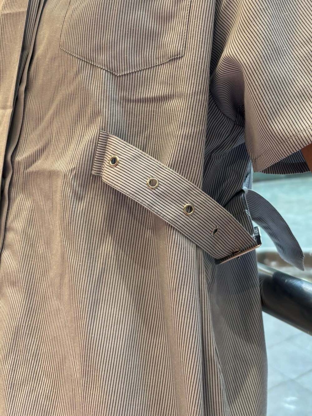 ブルー系のシャツ/ブラウス、ホワイト系のショルダーバッグ、ブラック系のデニムパンツを着用したレディースの夏コーディネートの8枚目の写真