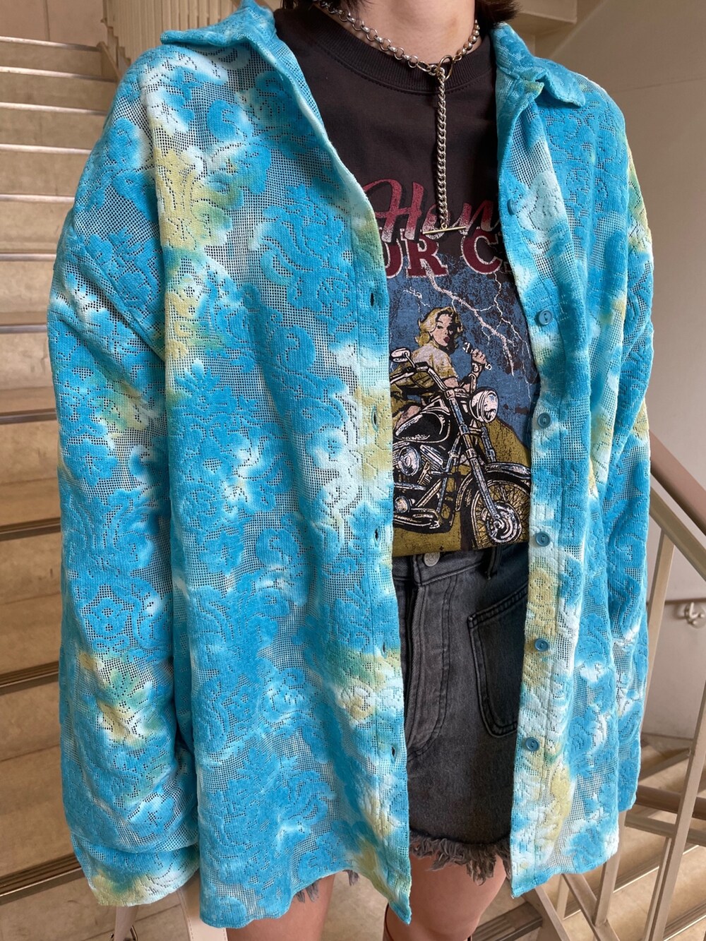 ブラック系のデニムパンツ、ブルー系のシャツ/ブラウス、ブラック系のTシャツ/カットソーを着用したレディースの春コーディネートの8枚目の写真