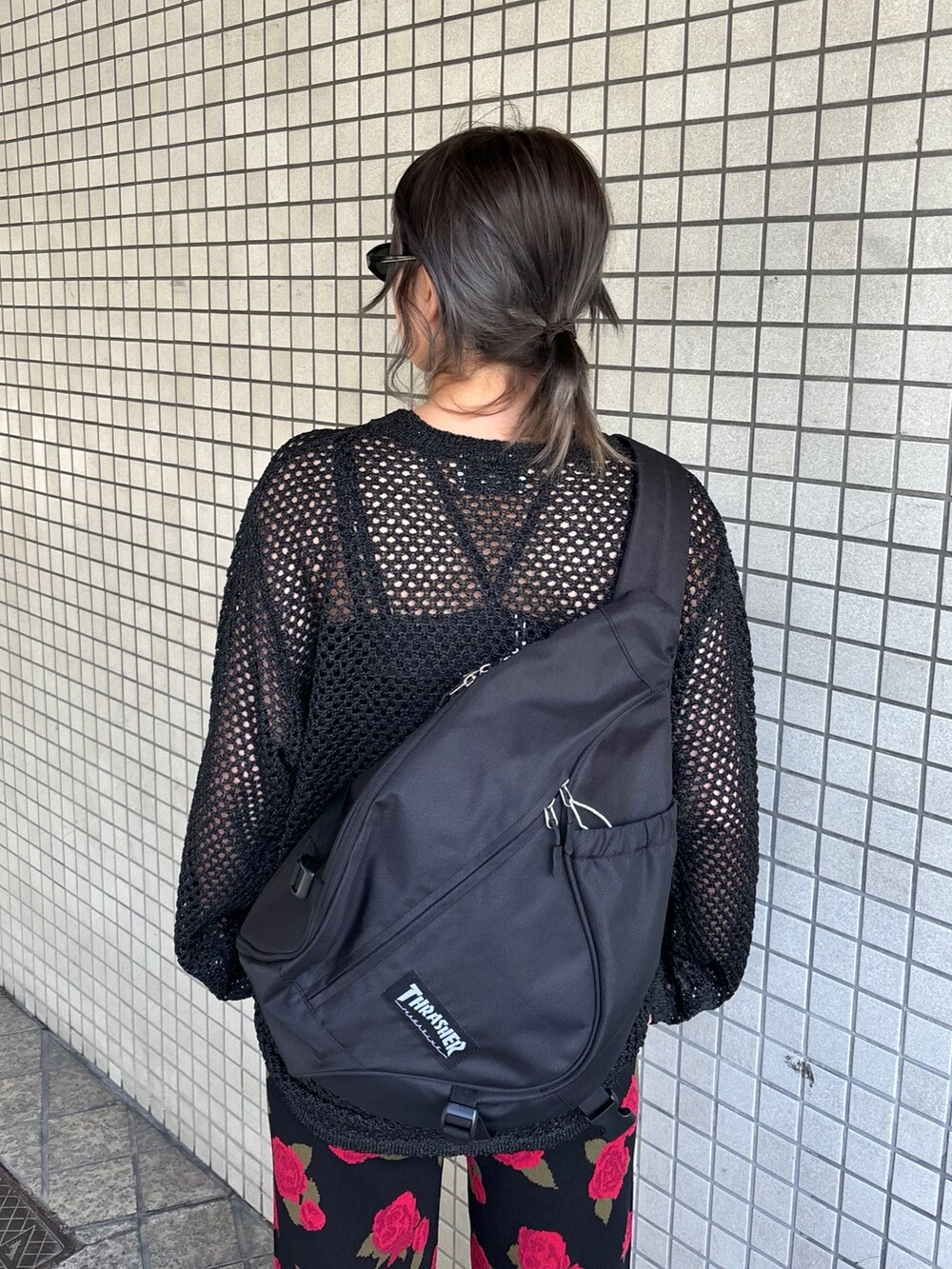 ブラック系のその他パンツ、ブラック系のニット/セーター、ブラック系のバックパック/リュックを着用したレディースの夏コーディネートの6枚目の写真