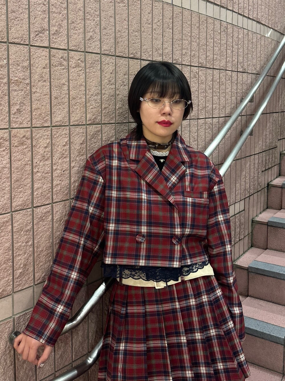 レッド系のスカート、レッド系のテーラードジャケット、ブラック系のTシャツ/カットソーを着用したレディースの冬コーディネートの4枚目の写真