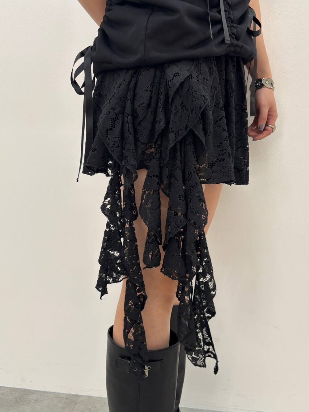 ブラック系のスカート、ブラック系のTシャツ/カットソー、シルバー系のリングを着用したレディースの春コーディネートの7枚目の写真