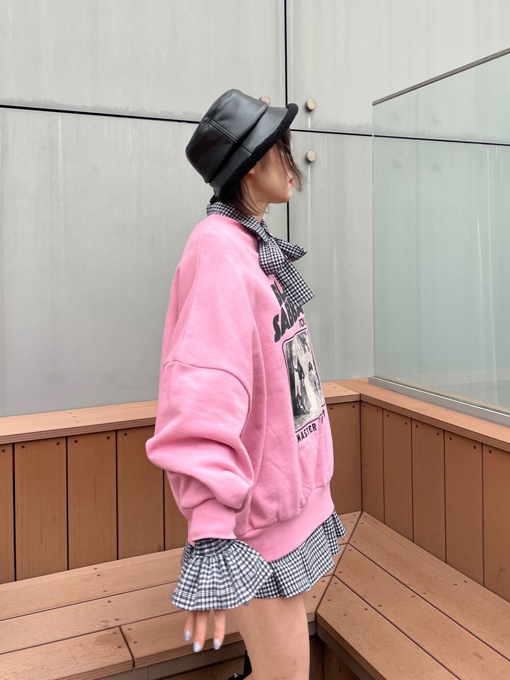 ピンク系のスウェット、その他のシャツ/ブラウス、ブラック系のブーツを着用したレディースの冬コーディネートの5枚目の写真