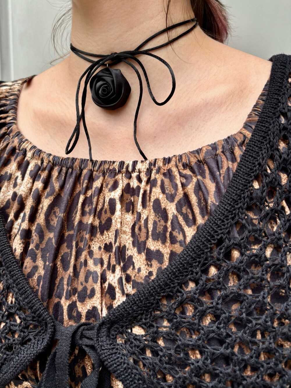 ブラック系のカーディガン/ボレロ、ブラウン系のワンピース、ブラック系のキャップを着用したレディースの夏コーディネートの7枚目の写真