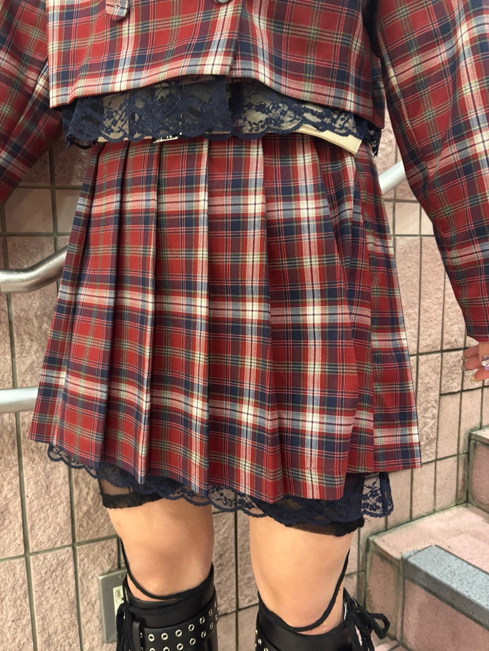 レッド系のスカート、レッド系のテーラードジャケット、ブラック系のTシャツ/カットソーを着用したレディースの冬コーディネートの7枚目の写真