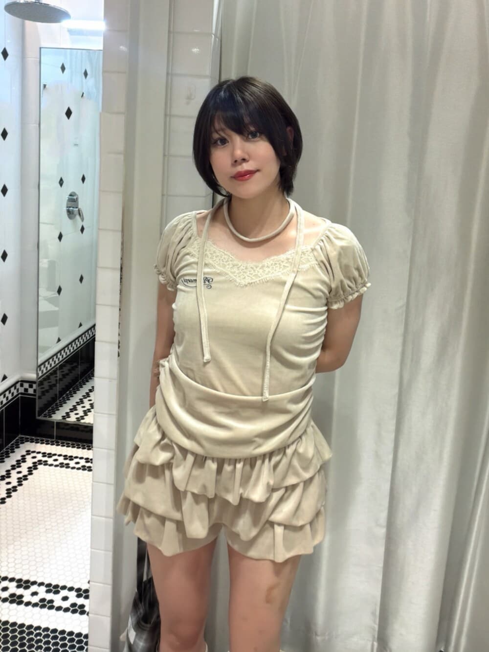 ホワイト系のTシャツ/カットソー、ホワイト系のスカート、ホワイト系のブーツを着用したレディースの夏コーディネートの6枚目の写真