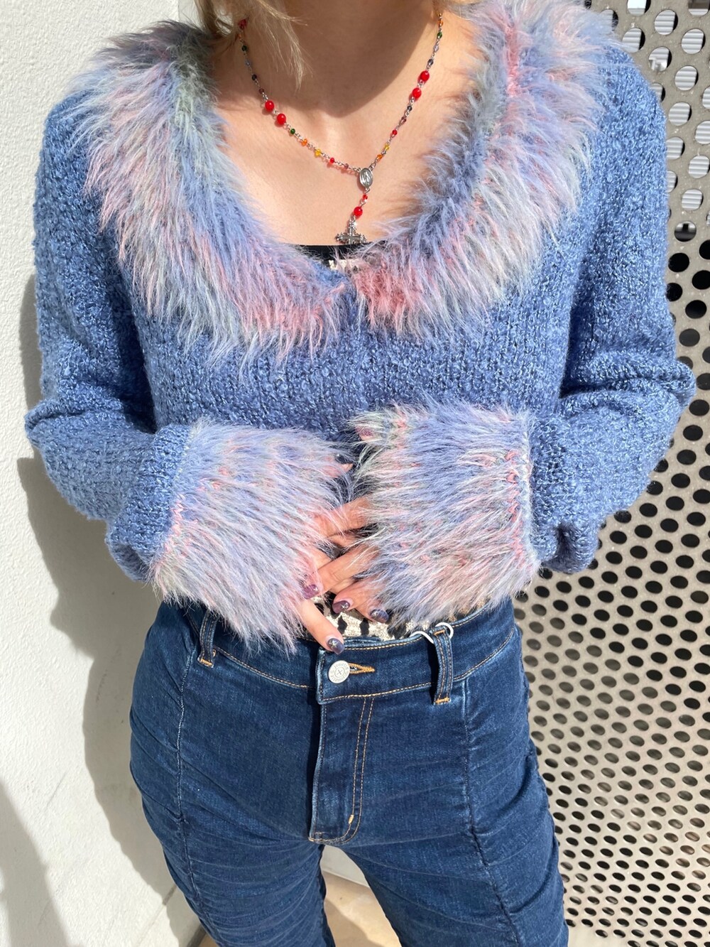 ブルー系のその他パンツ、ブルー系のカーディガン/ボレロ、シルバー系のネックレスを着用したレディースの秋コーディネートの6枚目の写真