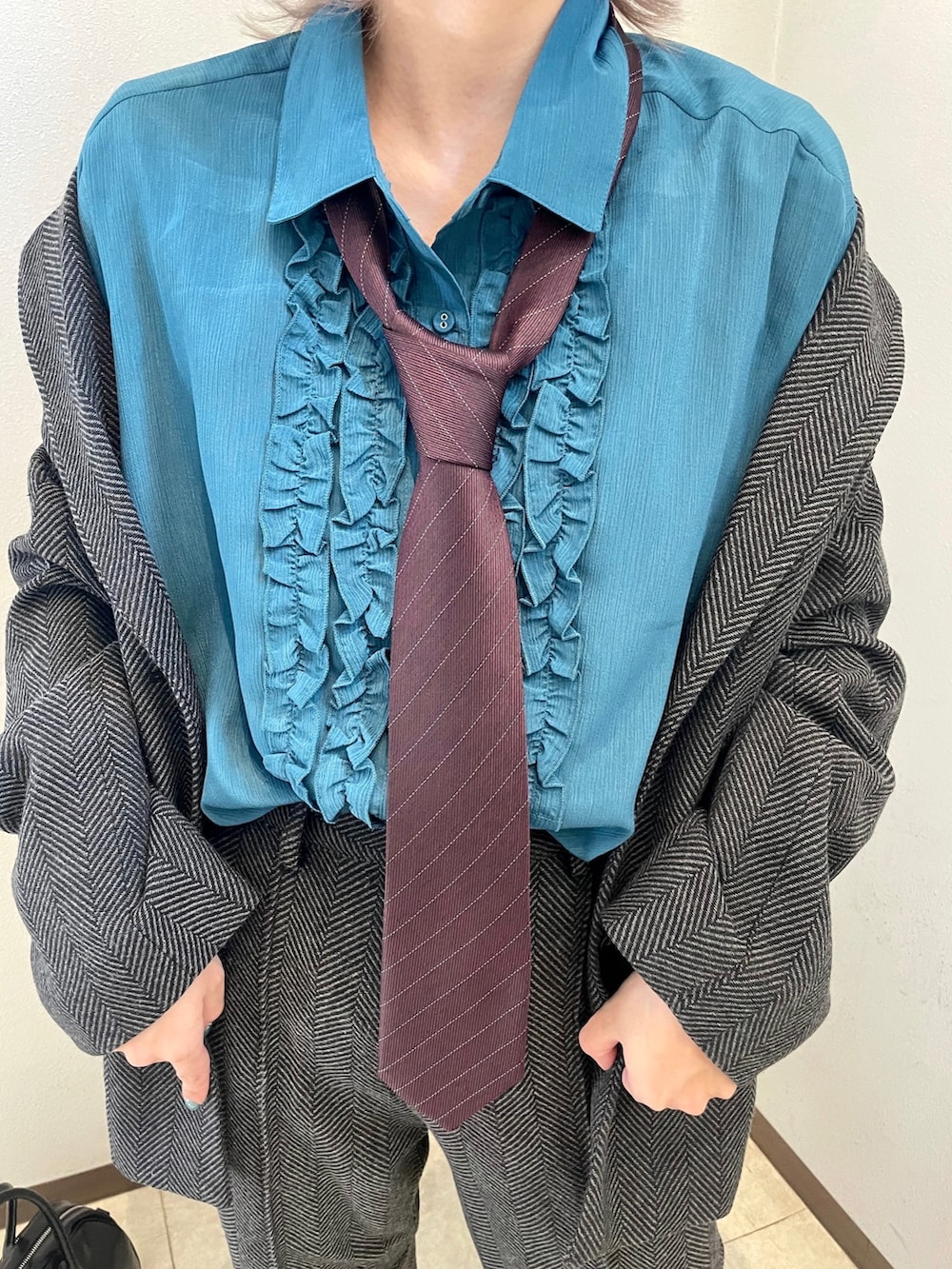 グレー系のテーラードジャケット、グレー系のその他パンツ、ブルー系のシャツ/ブラウスを着用したレディースの秋コーディネートの8枚目の写真