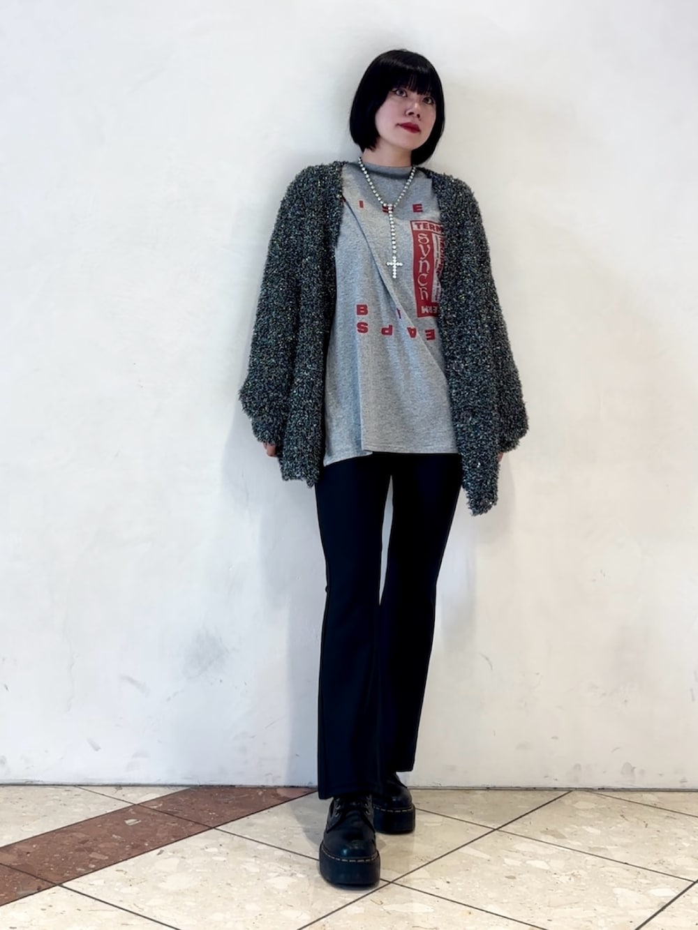 ブラック系のカーディガン/ボレロ、ブラック系のその他パンツ、グレー系のTシャツ/カットソーを着用したレディースの夏コーディネートの2枚目の写真