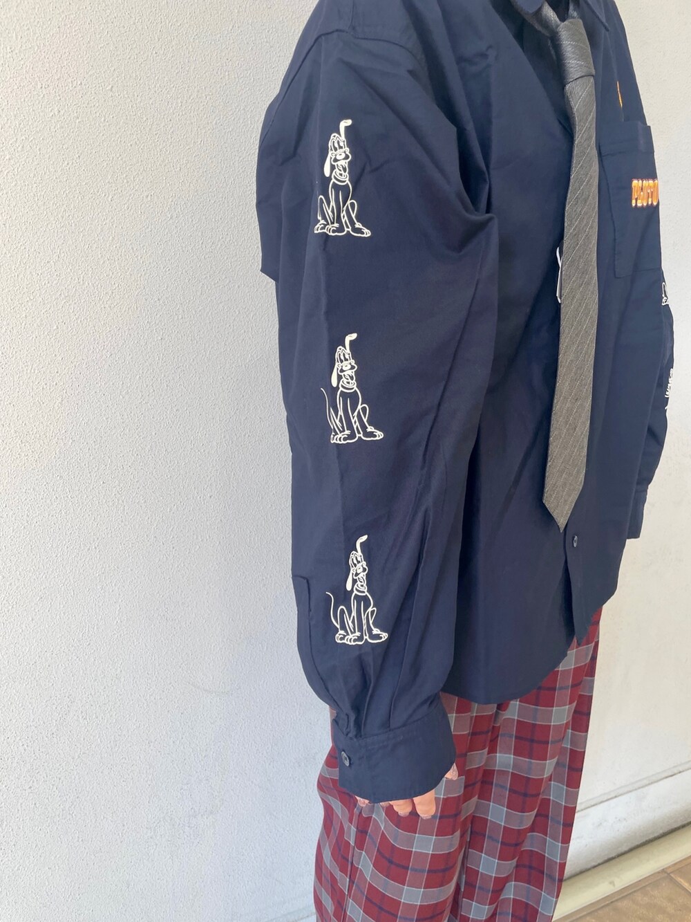 ブルー系のシャツ/ブラウス、グレー系のネクタイ、レッド系のその他パンツを着用したレディースの秋コーディネートの9枚目の写真