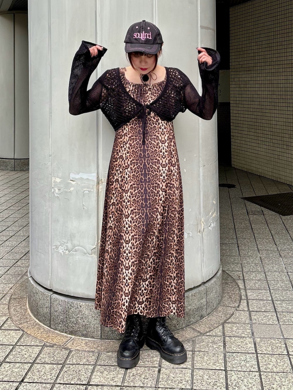 ブラック系のカーディガン/ボレロ、ブラウン系のワンピース、ブラック系のキャップを着用したレディースの夏コーディネートの5枚目の写真