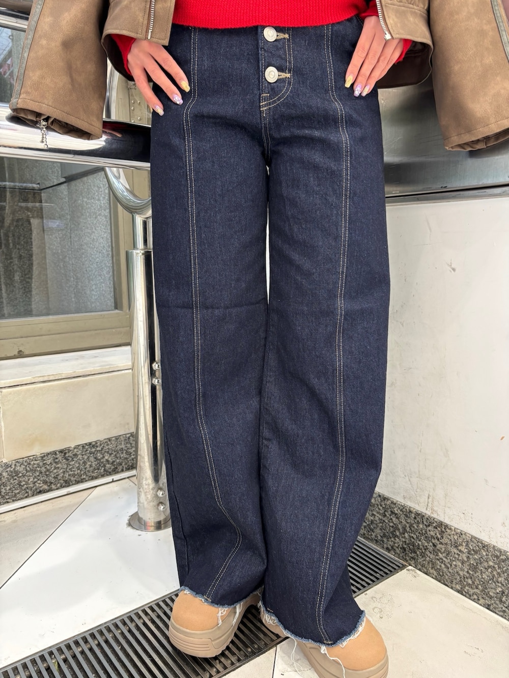 「カジュアルコーデ、カジュアル、秋冬コーデ、春コーデ」｜「jouetieのカットアウトリブニット/赤ニット（ニット/セーター、レッド系）」を使った、HIKARU さん（レディース・161cm）の冬コーディネートの10枚目の写真