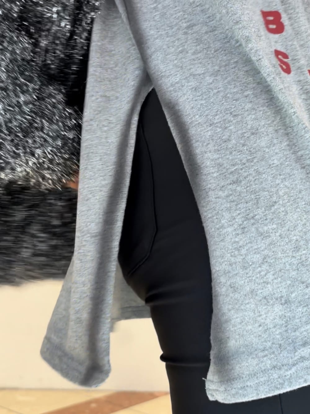 ブラック系のカーディガン/ボレロ、ブラック系のその他パンツ、グレー系のTシャツ/カットソーを着用したレディースの夏コーディネートの5枚目の写真