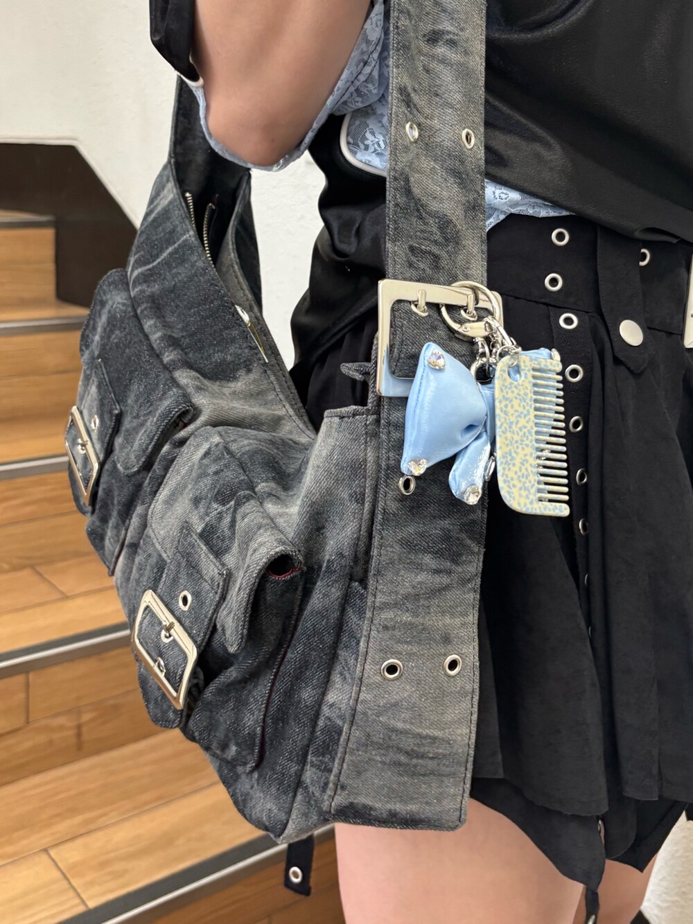 ブラック系のスカート、ブラック系のメッセンジャーバッグ、ブラック系のTシャツ/カットソーを着用したレディースの春コーディネートの8枚目の写真