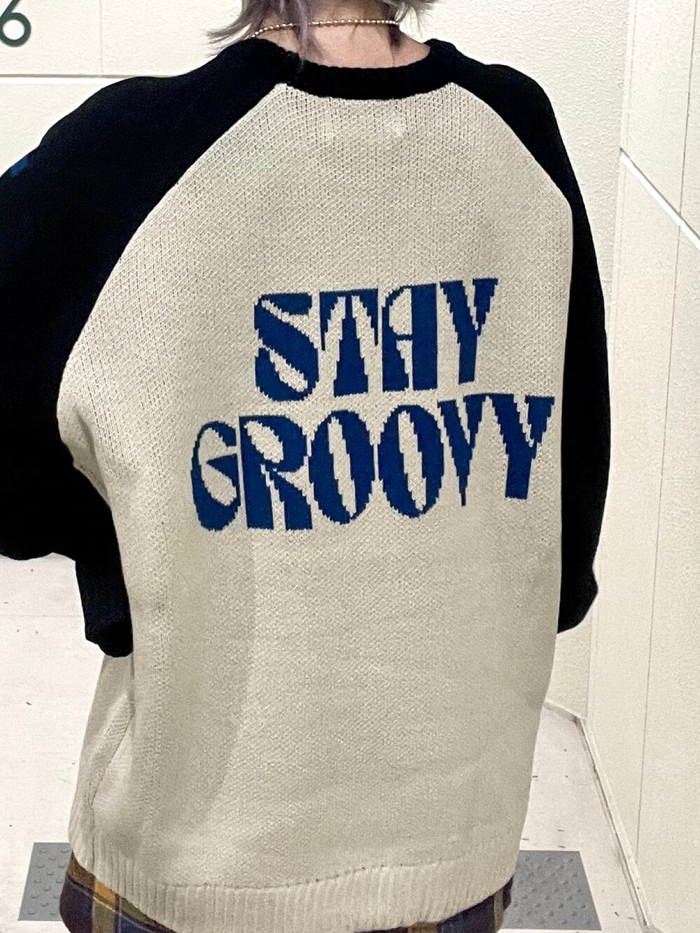 ブラック系のその他アウター、イエロー系のスカート、ホワイト系のブーツを着用したレディースの秋コーディネートの8枚目の写真