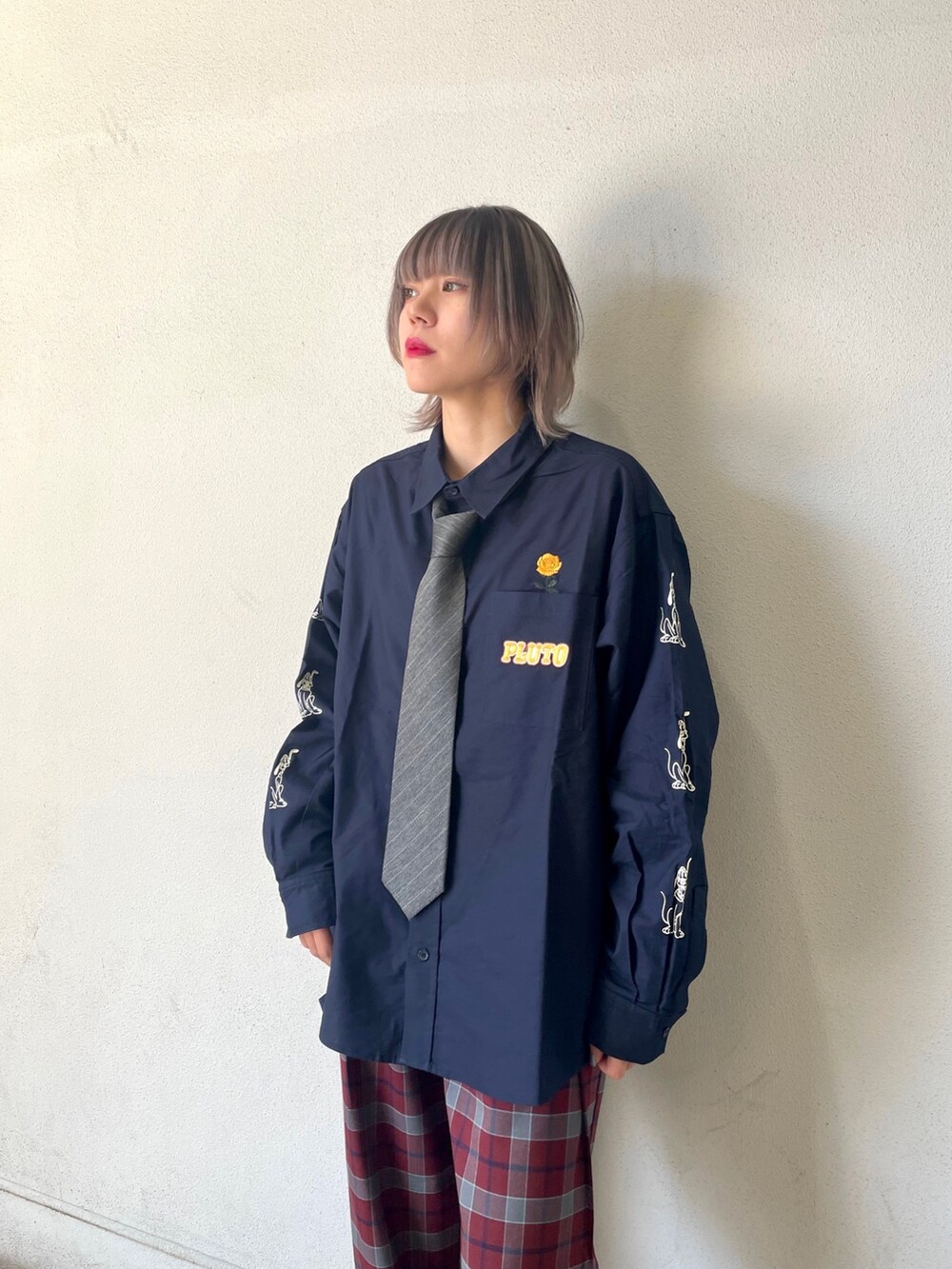 ブルー系のシャツ/ブラウス、グレー系のネクタイ、レッド系のその他パンツを着用したレディースの秋コーディネートの6枚目の写真