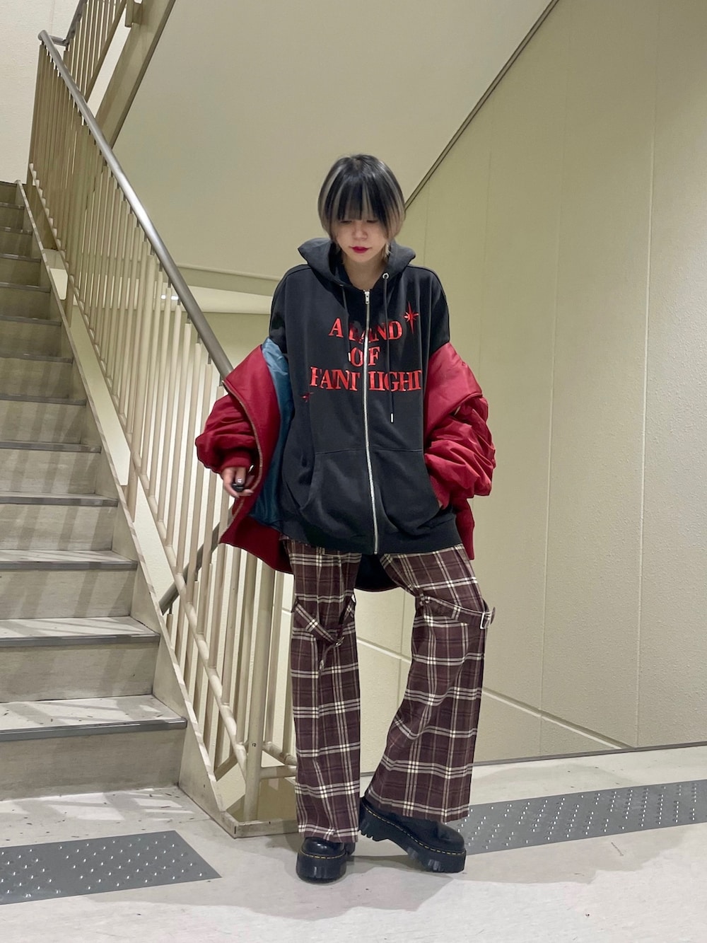 「ライダースジャケット、MA-1、アウター、パーカーコーデ、チェックパンツ、ストリート、ストリートMIX、パンク」｜「jouetieのスカートレイヤードフレアパンツ（その他パンツ、ブラウン系）」を使った、HIKARU さん（レディース・161cm）の秋コーディネートの10枚目の写真