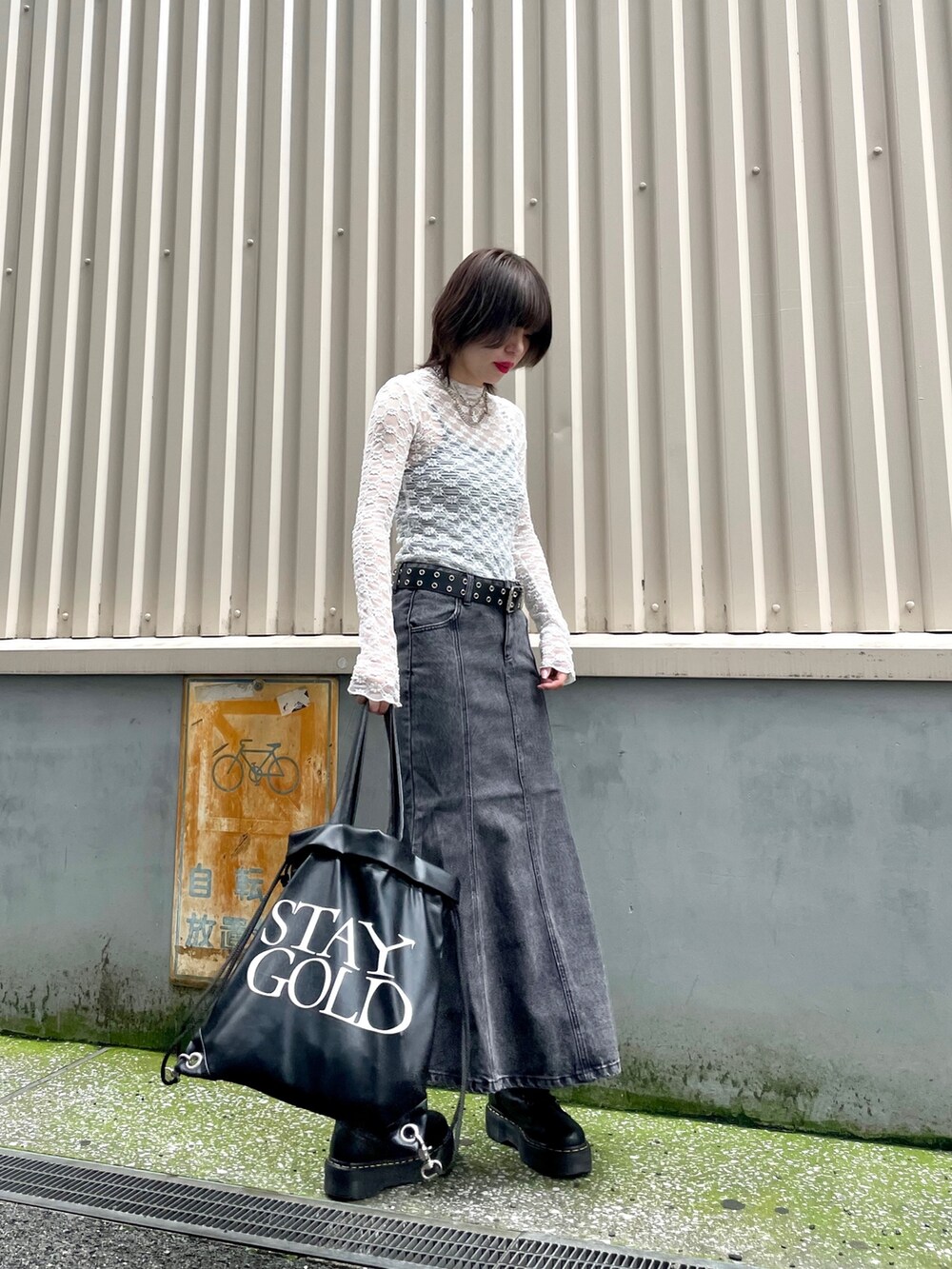 ホワイト系のTシャツ/カットソー、ブラック系のバックパック/リュック、ブラック系のデニムスカートを着用したレディースの夏コーディネートの5枚目の写真