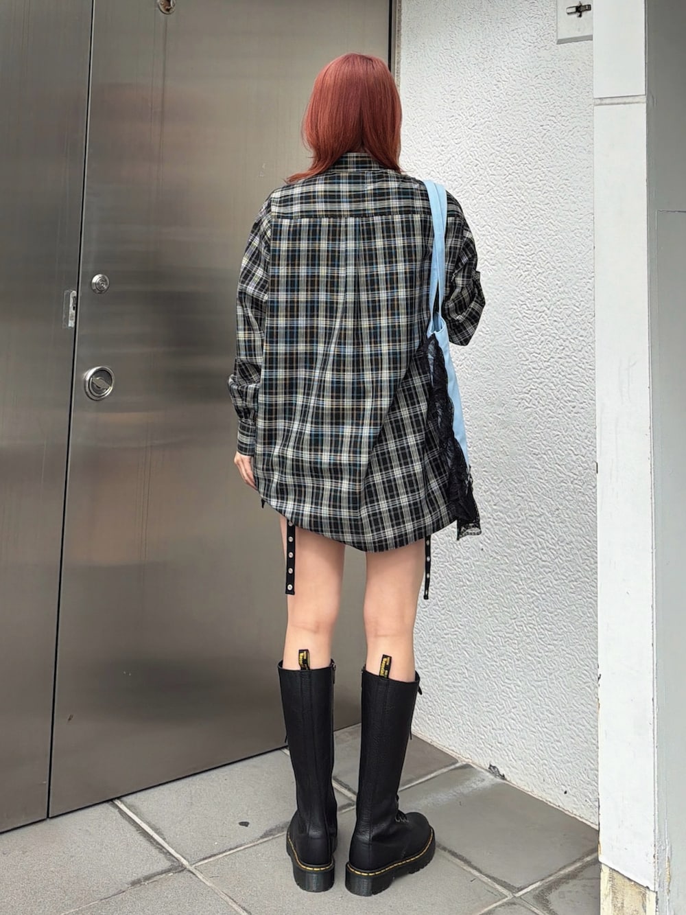 ブラック系のシャツ/ブラウス、ブルー系のトートバッグ、ブラック系のブーツを着用したレディースの冬コーディネートの4枚目の写真